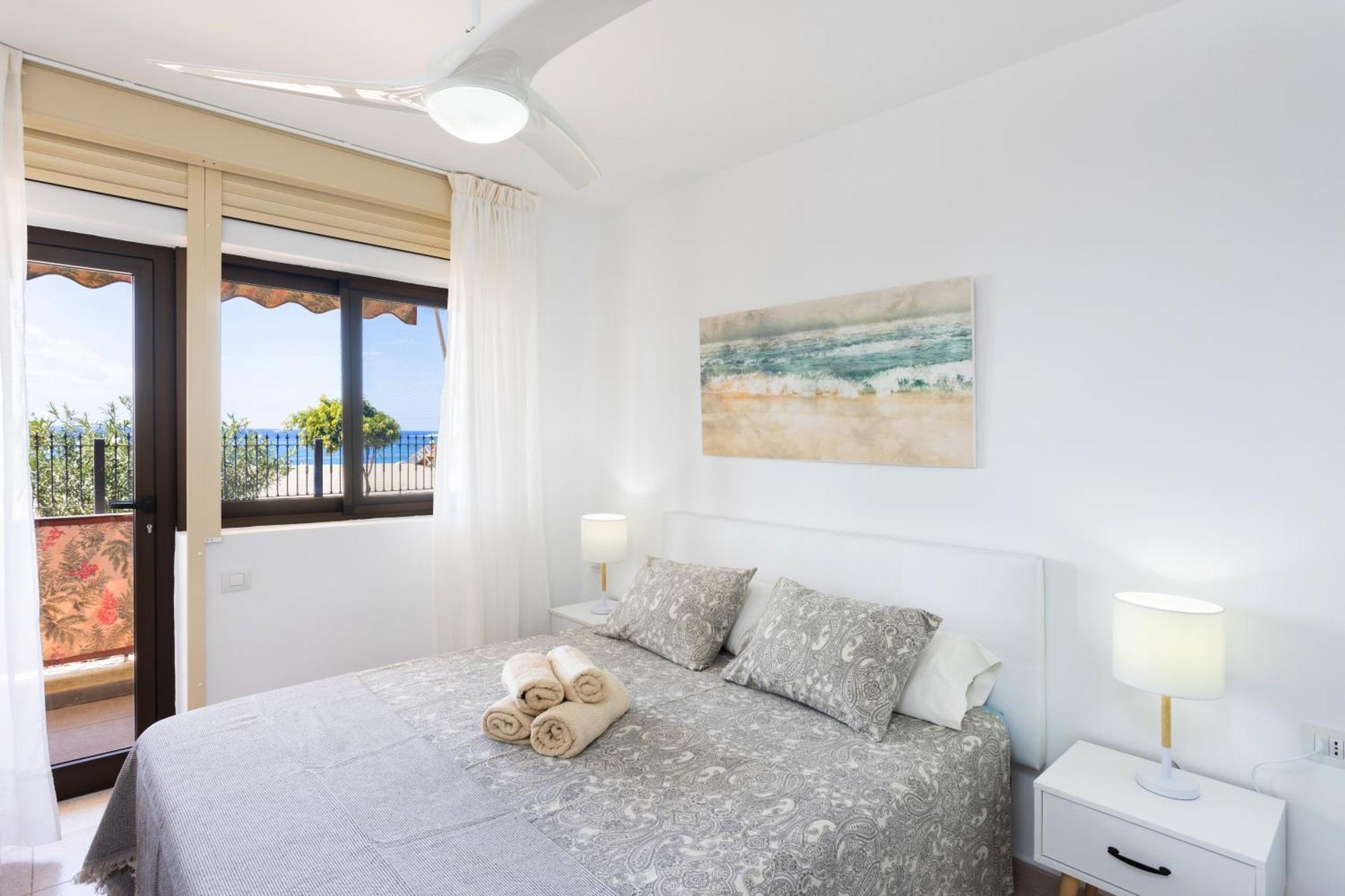 Frontline Playa Las Vistas With Pool, Parking, Sea Лос Кристианос Экстерьер фото